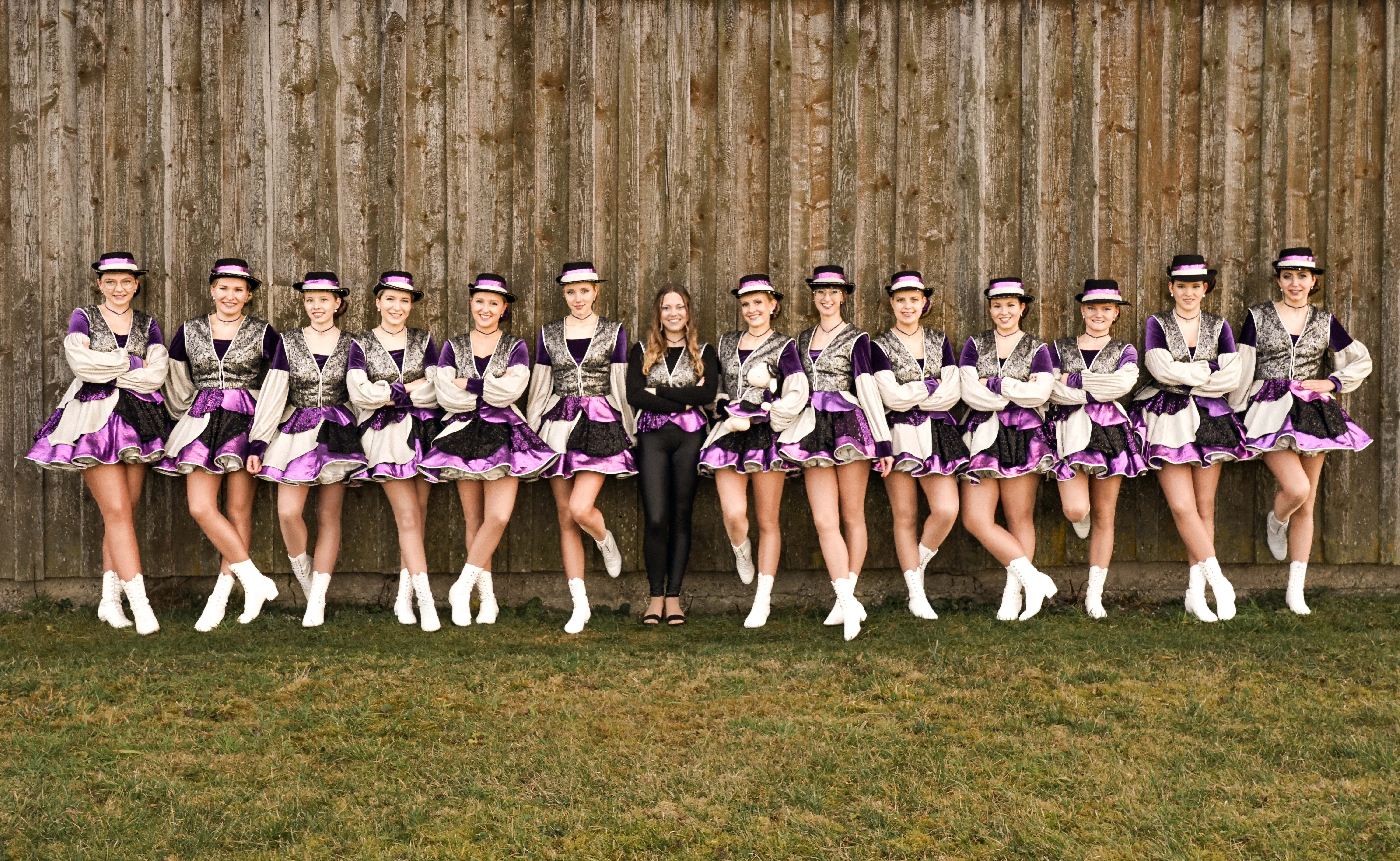 Unsere Prinzengarde besteht aus engagierten Tänzerinnen ab 18 Jahren, die mit Leidenschaft und viel Power auf der Bühne stehen. Gemeinsam mit dem Elferrat sind sie in der Faschingssaison auf zahlreichen Veranstaltungen und Umzügen unterwegs. Doch nicht nur während des Faschings, sondern auch unter dem Jahr bleibt die Prinzengarde aktiv: Gemeinsame Events und gesellige Abende gehören fest ins Programm. Ein besonderes Highlight ist das Hüttenwochenende zusammen mit dem Elferrat –<br>ein Erlebnis, das den Teamgeist stärkt und für unvergessliche Erinnerungen sorgt!<br><br> Image