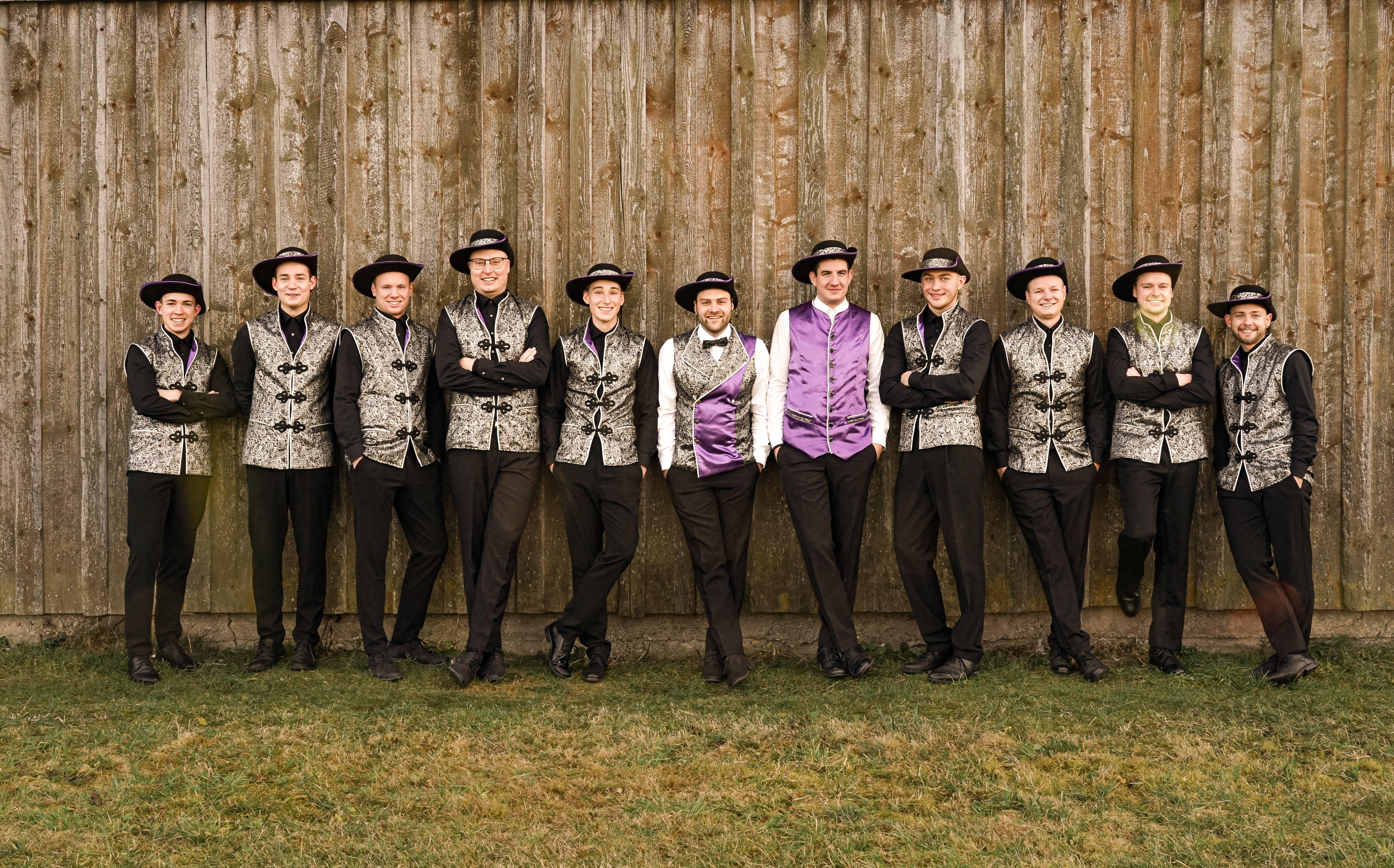 In unserem Elferrat engagieren sich Männer ab 18 Jahren. Sie begleiten unsere Prinzengarde bei verschiedenen Faschingsbällen und Umzügen und sorgen dafür, dass die Stimmung immer auf Hochtouren läuft.
Zusätzlich studieren sie selbst einen Showtanz ein, den sie mit Begeisterung auf der Bühne präsentieren. Das Hüttenwochenende, das gemeinsam mit der Prinzengarde stattfindet, ist ein weiteres Highlight im Jahr und bietet die perfekte Gelegenheit, um den Teamgeist zu stärken und unvergessliche Momente zu erleben!<br><br> Image